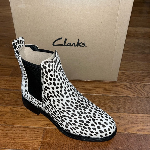 Clark’s Haircalf Clarkdale Arlo Dalmatian Print Chelsea Boot Women’s Size 6 - Picture 2 of 11
